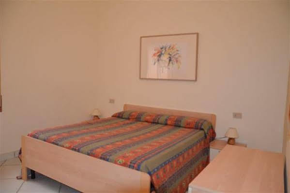 Residence Marconi Терачина Екстериор снимка